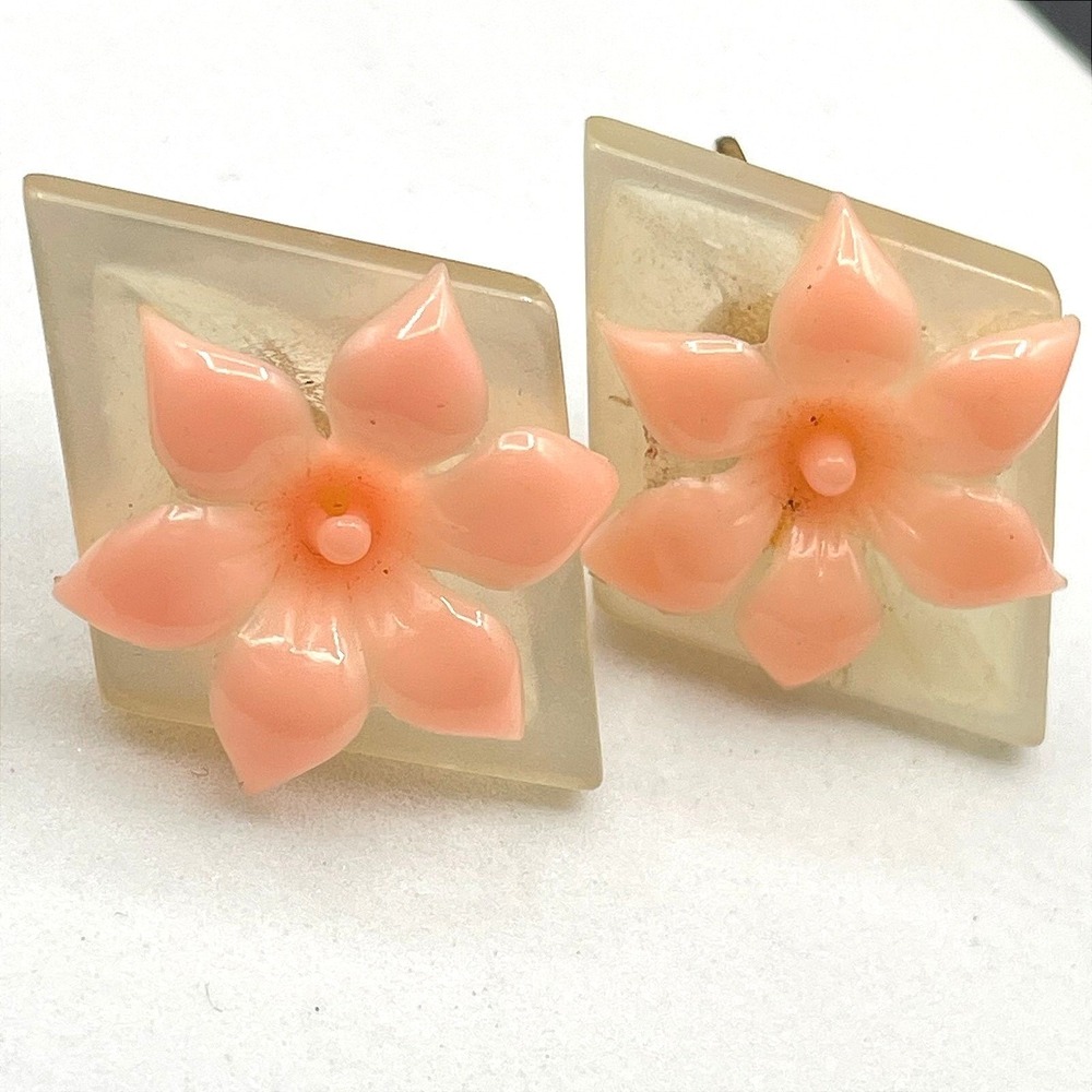 Vintage Gold-Tone Frosted Square Back Resin Flower Stud Screw-Back Earrings